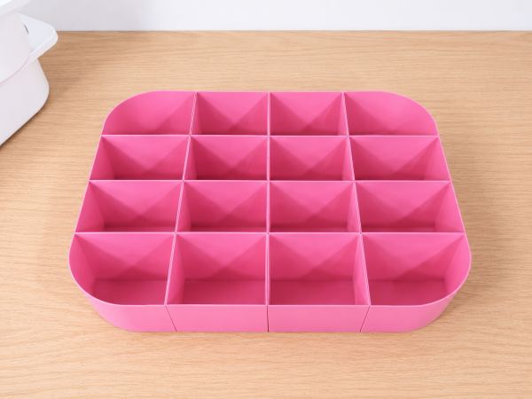 IKEA TROFAST Organizer mit sechzehn großen Fächern für Spielzeug, Bastelmaterial und Kleinteile